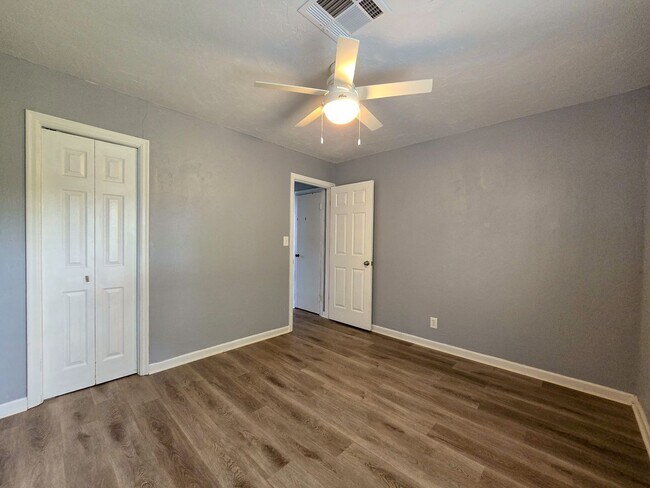Building Photo - Cute 2 or 3 bedroom 1 bath near OBU
