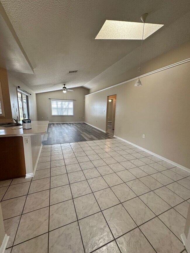 Building Photo - SPACIOUS 3 Bedroom, 2 Bathroom Ekana Point...