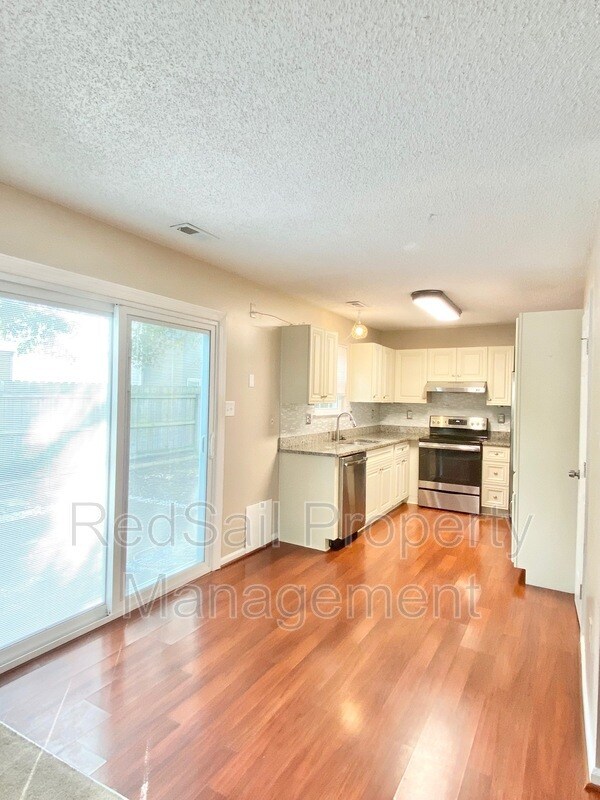 Building Photo - 204 Gate House Rd