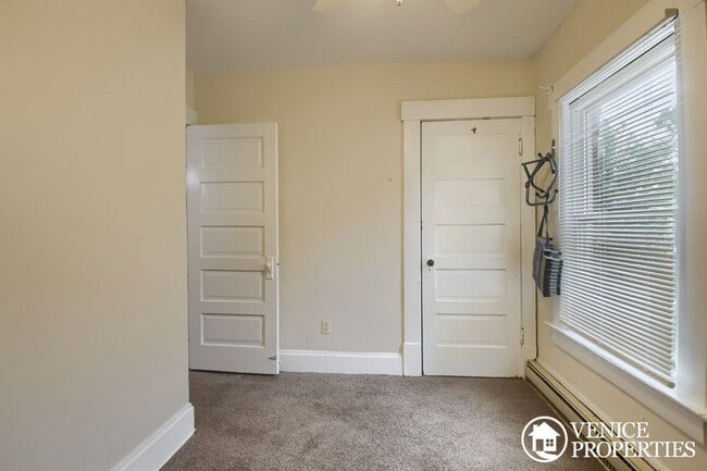 Building Photo - Charming 2BR on Lane and Indiana