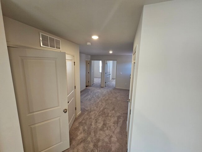 Building Photo - Like New Townhome in the heart of Newton