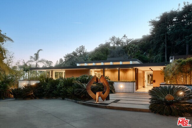 Primary Photo - 1061 Loma Vista Dr