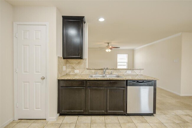 Building Photo - 2111 Denridge Dr