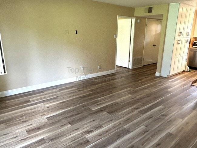 Building Photo - ***Upgraded 1 bed / 1 bath Condo on the Golf-Course - For Lease!