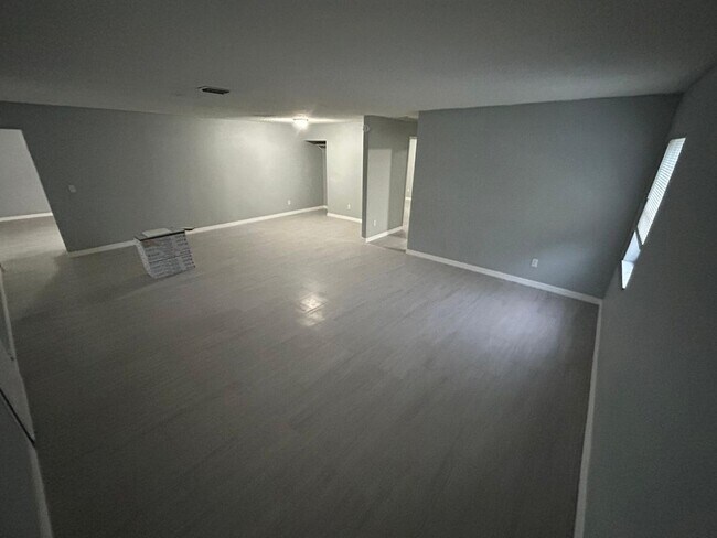 Building Photo - Spacious 5 Bedroom Home forRent in Tampa