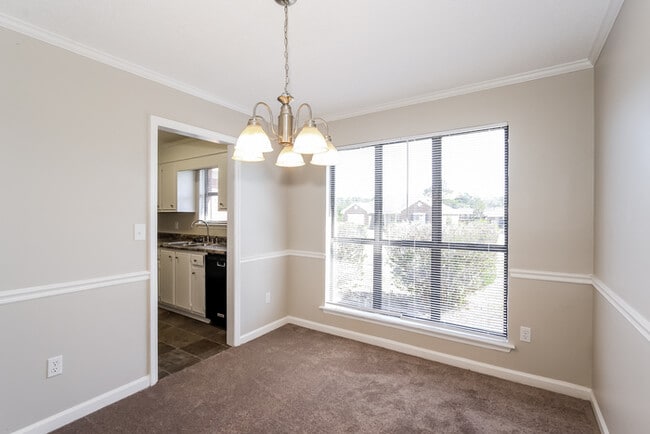 Building Photo - Bright 3 Bedroom Home with High Ceilings