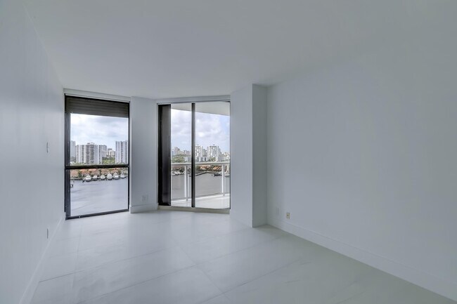 Building Photo - 3640 Yacht Club Dr