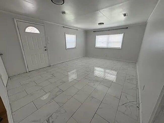 Building Photo - For rent minutes from Downtown Lakeland