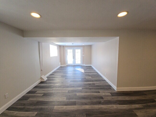 Building Photo - 4 Edam Ct