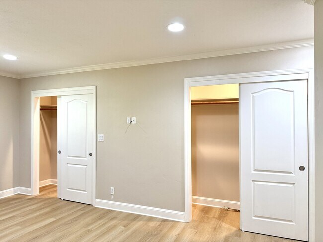 Building Photo - 1261 San Fernando Dr