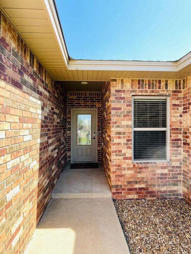 Building Photo - 4 Bedroom, 2 Bath -