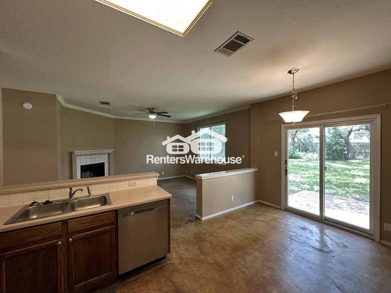 Building Photo - 1603 Azalea Dr