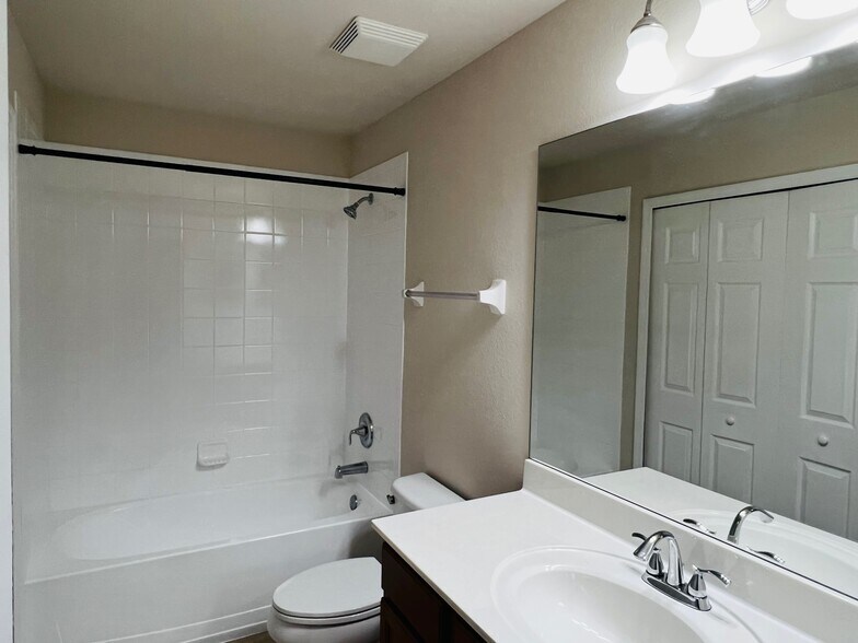 Building Photo - 9093 Gervais Cir
