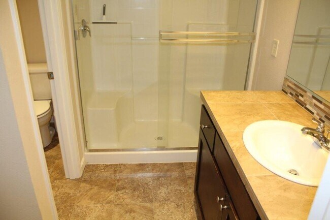 Building Photo - Beautiful 3 Bed/ 2.5 Bath Townhome w/ Gas ...