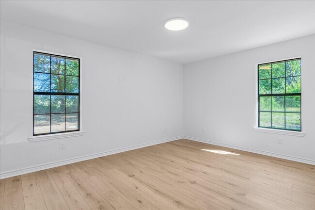 Building Photo - 910 Willow Dr