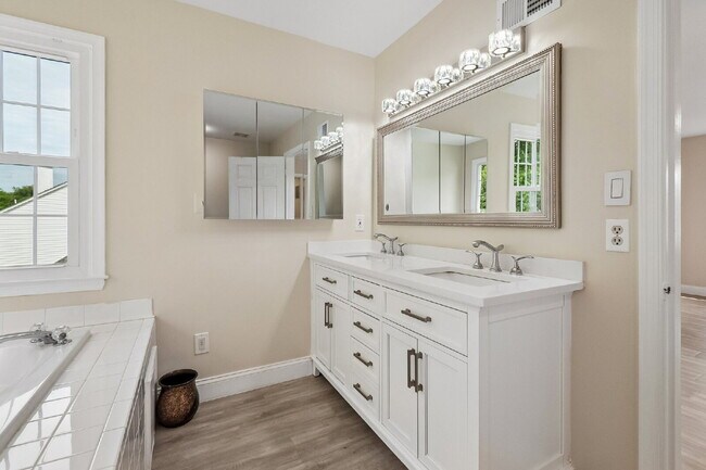Building Photo - Beautifully updated and spacious 5-bedroom, 3.5-bath home for rent in the heart of Woodbridge