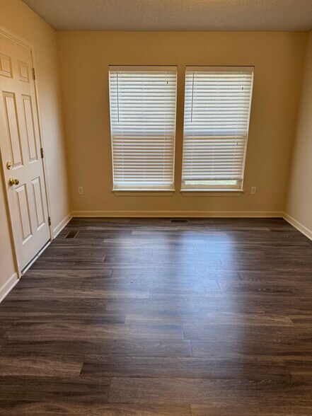 Building Photo - 1160 E 77th Terrace