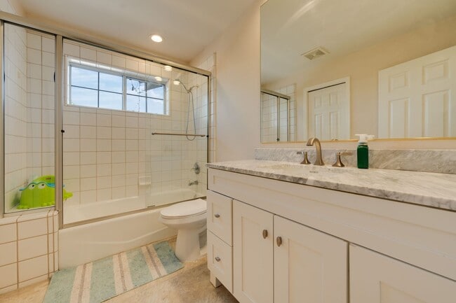 Building Photo - Luxury 4BR Home with Pool & Outdoor Kitche...