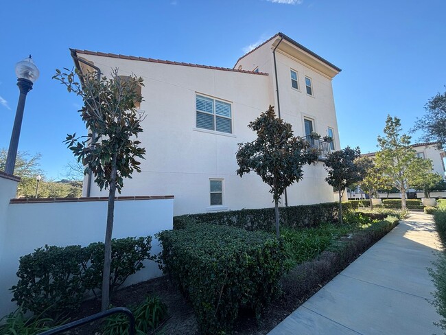Building Photo - Unique 4-Bedroom, 3-story Live/Work Townhouse in the lushly landscaped Villa Metro Community!