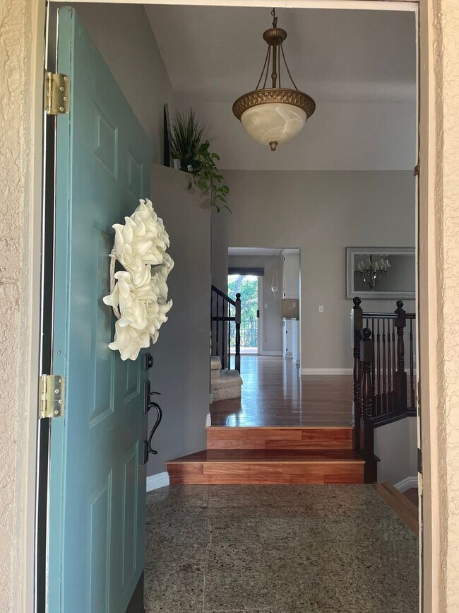 Building Photo - "Coveted Comfort: Spacious 4-Bed, 3-Bath H...