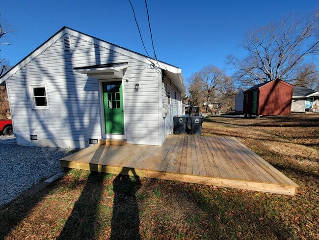Building Photo - 2 Bedroom 1 Bathroom House