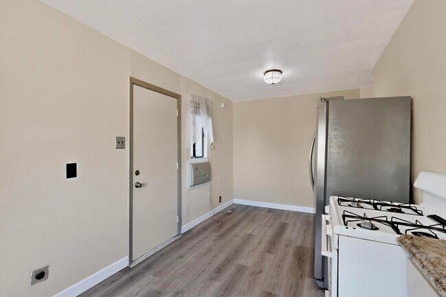 Building Photo - 165 Hilton Ave NW