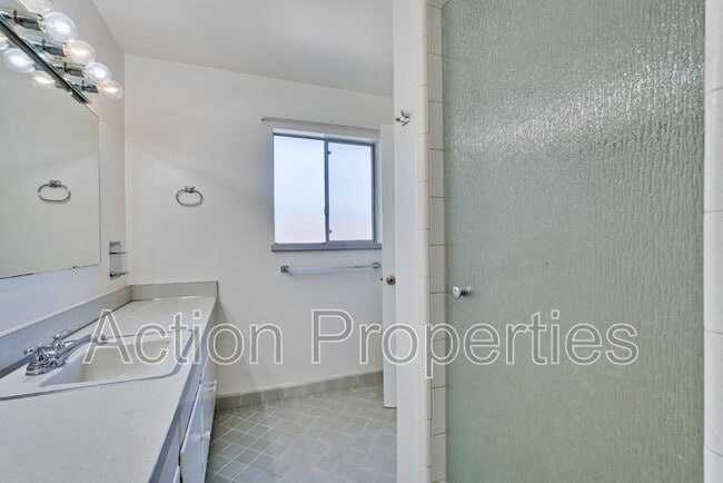 Building Photo - 306 N Clark Ave