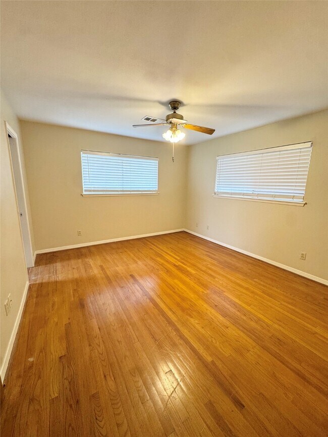 Building Photo - 8218 Edgemoor Dr