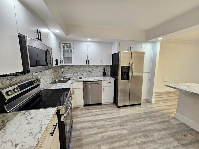 Building Photo - 18021 Biscayne Blvd