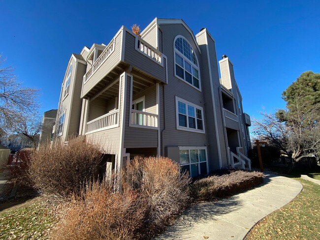 Building Photo - Lakewood Condo