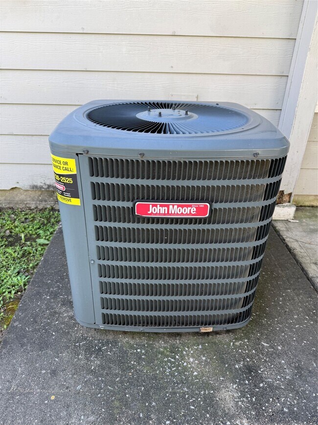 Building Photo - 15823 Regal Trace Ln