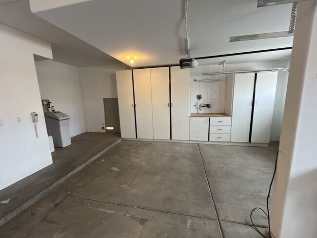 Building Photo - GET READY FOR SUMMER IN THIS BEAUTIFUL 5 BEDROM 3 BATHROOM HOME WITH A STATE OF THE ART APPLIANCE...