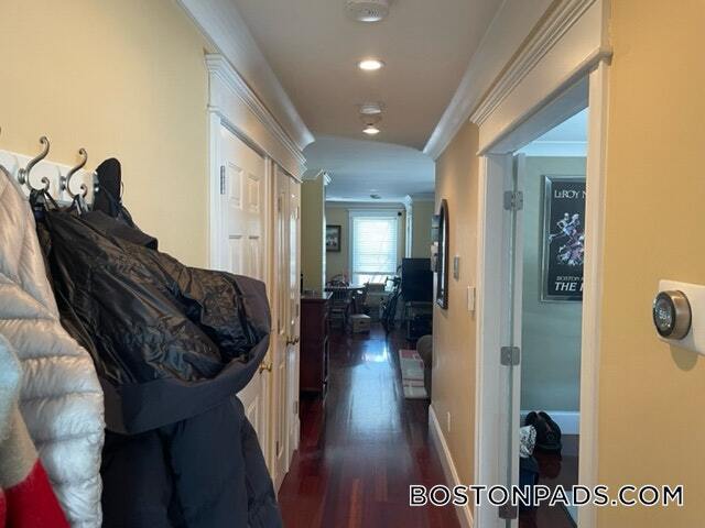 Building Photo - 632 E Broadway