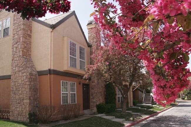 Building Photo - 2 Bed 1.5 Bath End Unit Townhome!