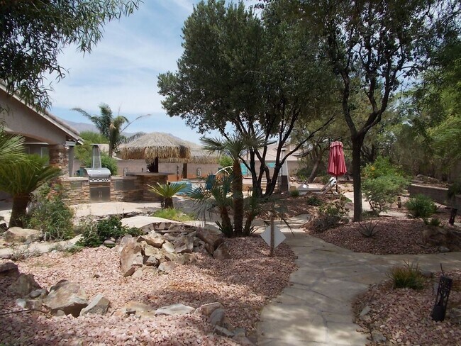 Building Photo - Stunning 4-Bedroom Ranch-Style Rental with...