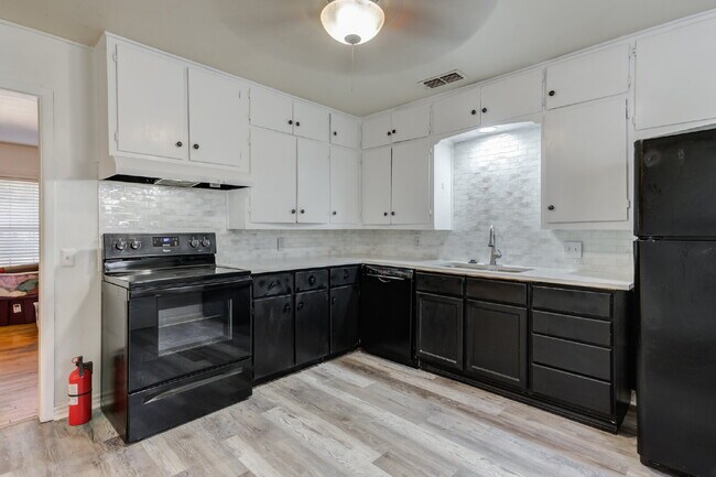 Building Photo - Four Bedroom in Tech Terrace or Three bed with extra space