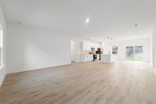 Building Photo - 14152 SW 44th Ave
