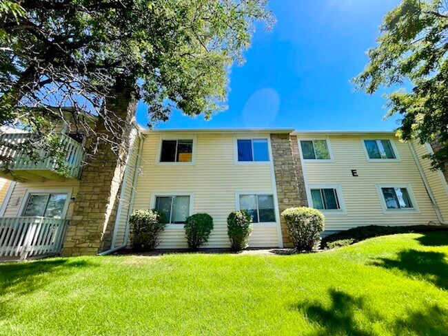 Building Photo - 2-Bedroom in Woodside Condos