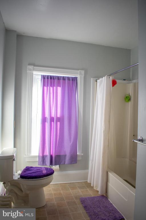 Building Photo - 605 Bridge St