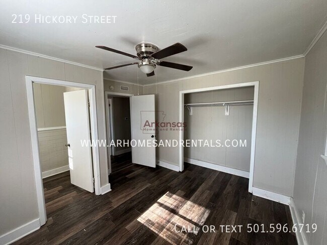 Building Photo - 219 Hickory St