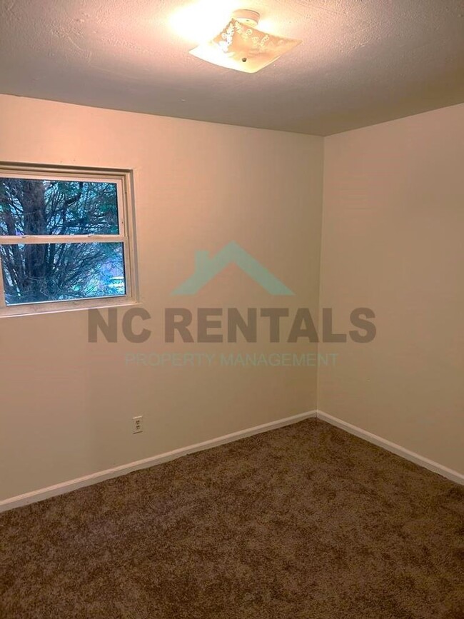 Building Photo - Renovated 2-Bedroom, 1-Bathroom Unit #B in...