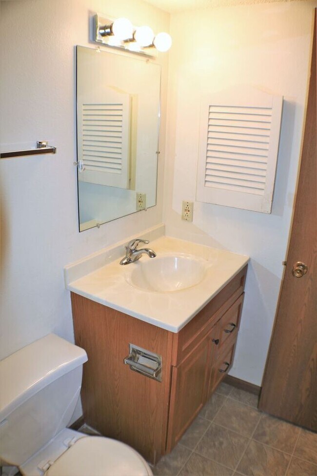 Building Photo - $1,100 | 2 Bedroom, 1 Bathroom CONDO | CAT Friendly* | Available for Immediate Move In!