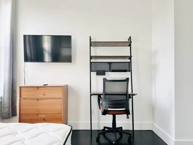 Building Photo - Furnished room/NOT APARTMENT