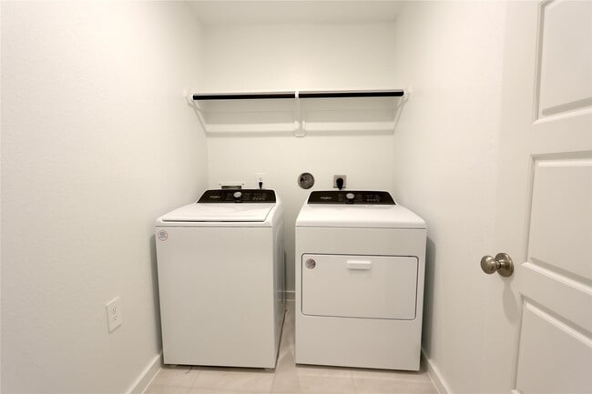 Building Photo - 6686 Lahna Oak Dr