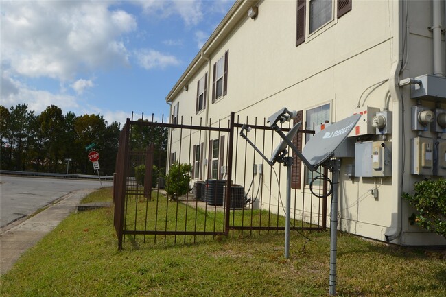 Building Photo - 304 Dell Ct