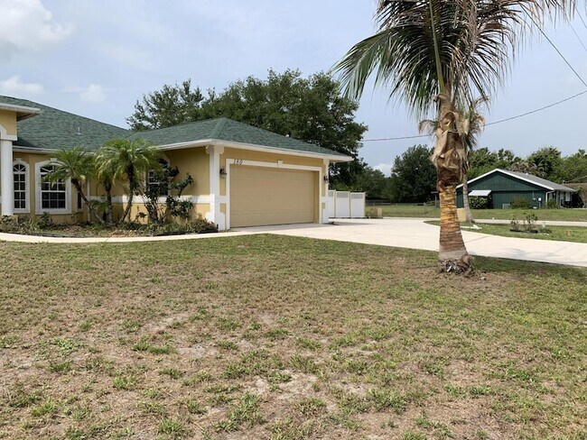 Building Photo - 180 SW Oakridge Dr