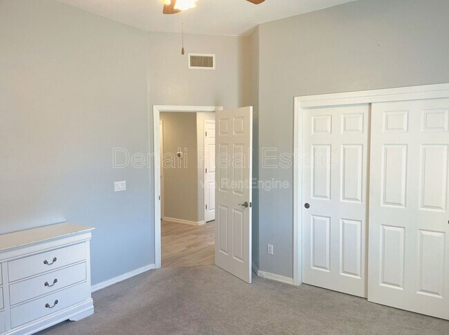 Building Photo - 8069 N Painted Feather Dr