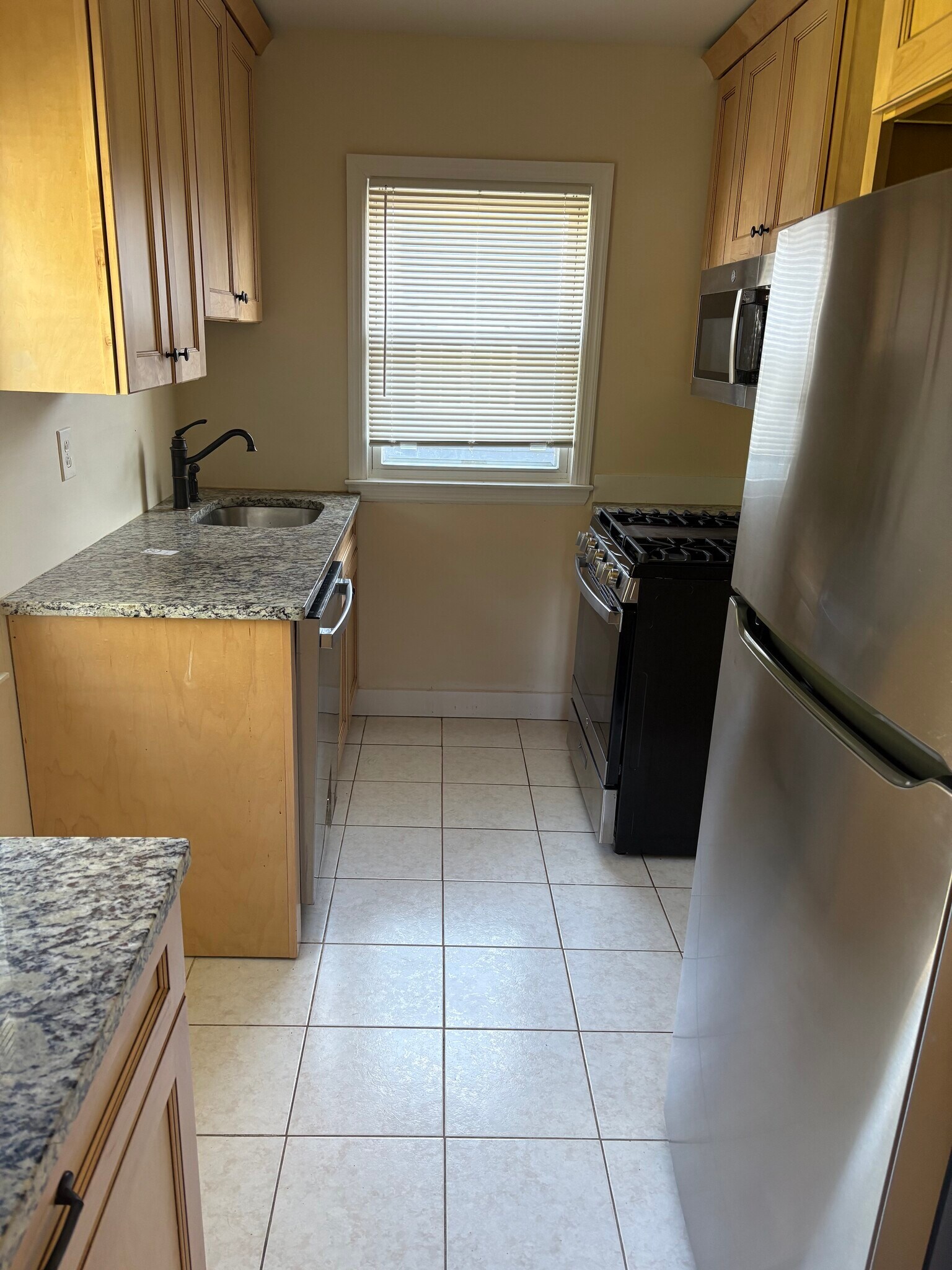 Building Photo - 634 W Broad St