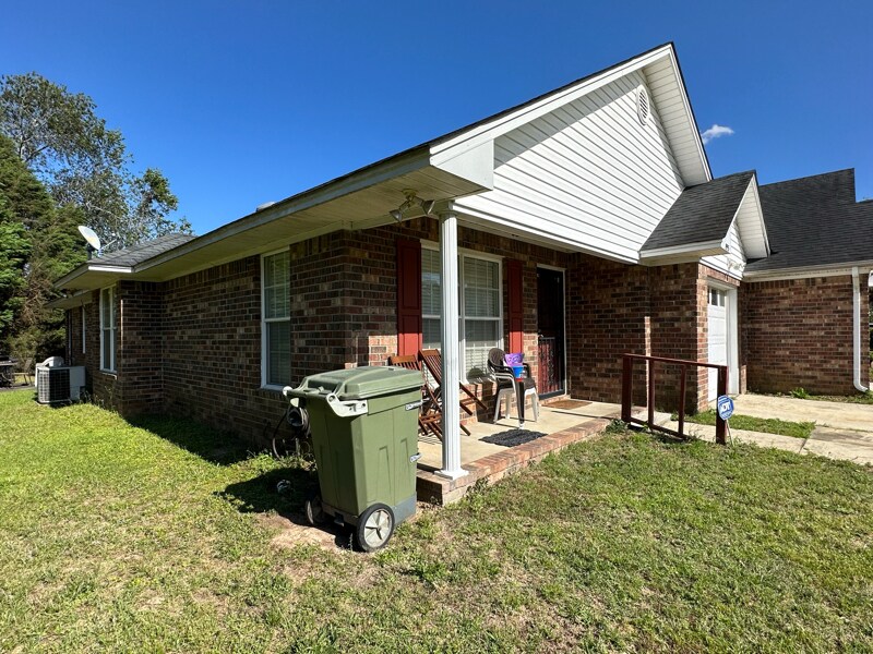 Building Photo - 1995 Essex Dr