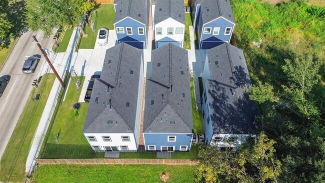Building Photo - 855 S Victory Dr